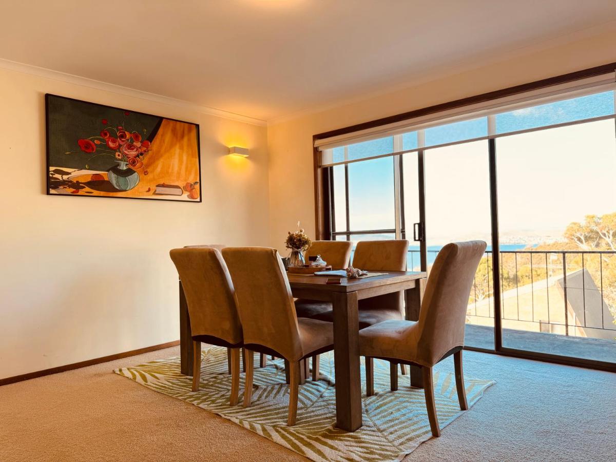 Cheerful 3 bedrooms home with Sea View - Housity
