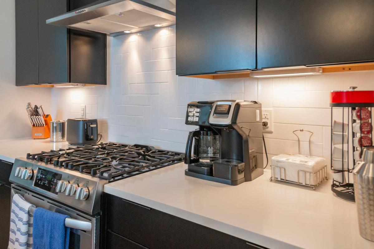 Luxury Townhome Skyline Views Mins To DT - Housity