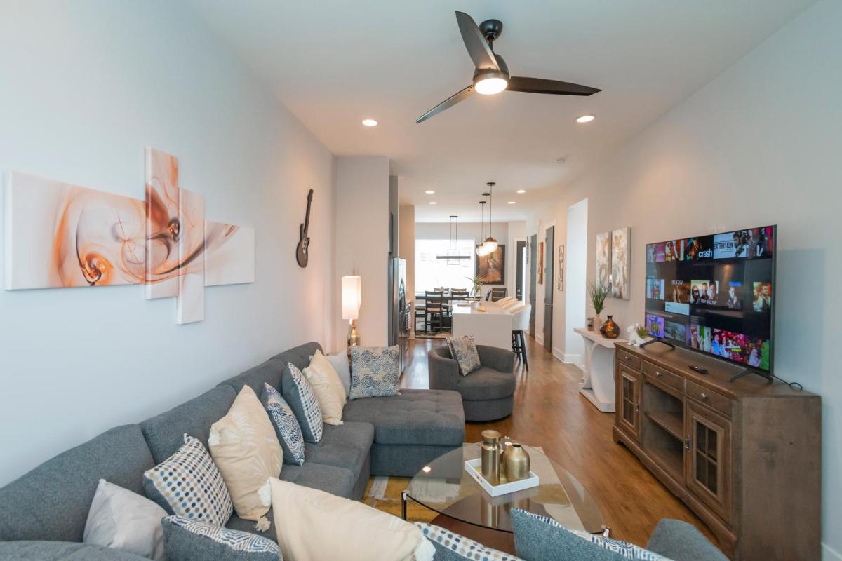 Suitetrails - Luxury Townhome Skyline Views Mins To DT