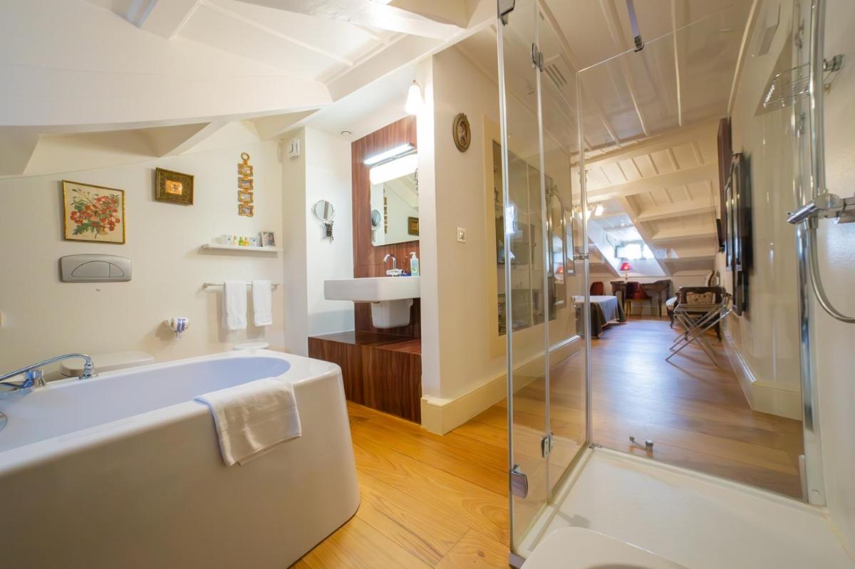 Hotel Monumento Pazo de Orbán - Housity