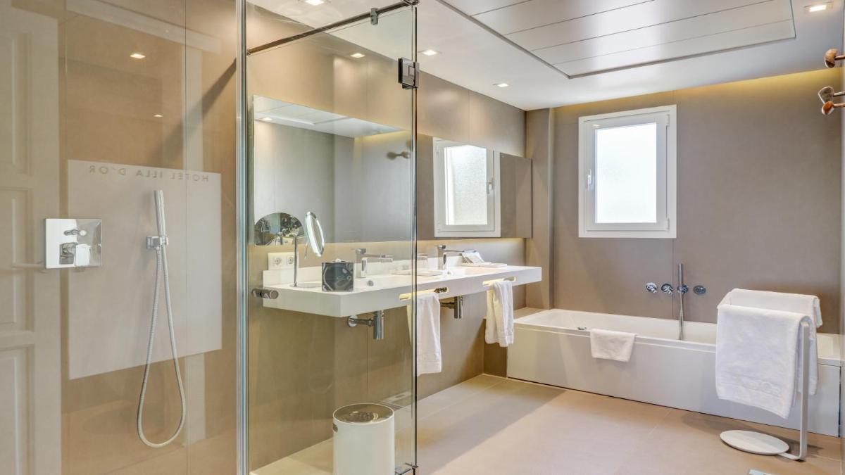 Un baño de Hotel Illa d'Or & Club Apts 4* Sup