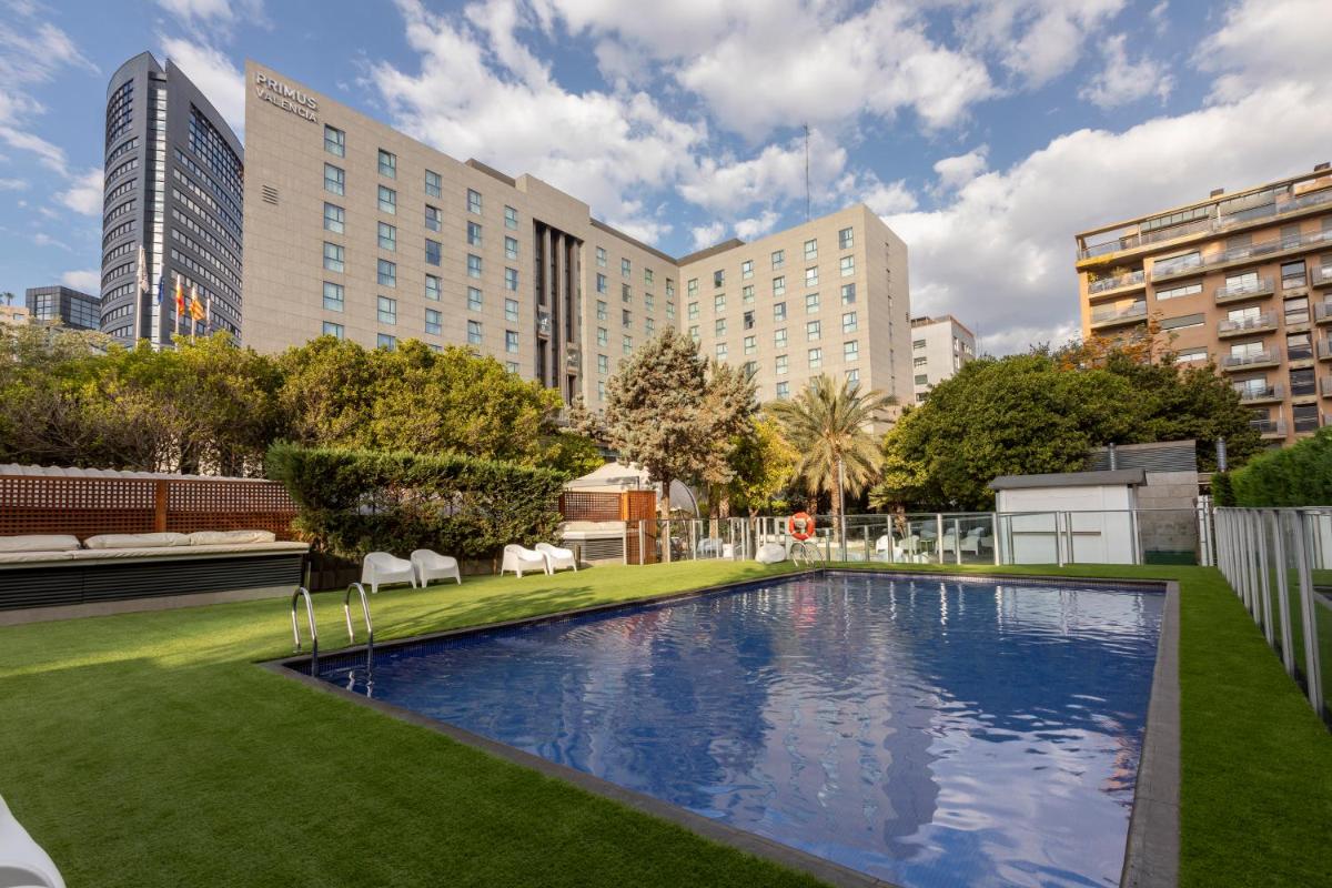 Una gran piscina en una ciudad con edificios. en Primus Valencia, en Valencia