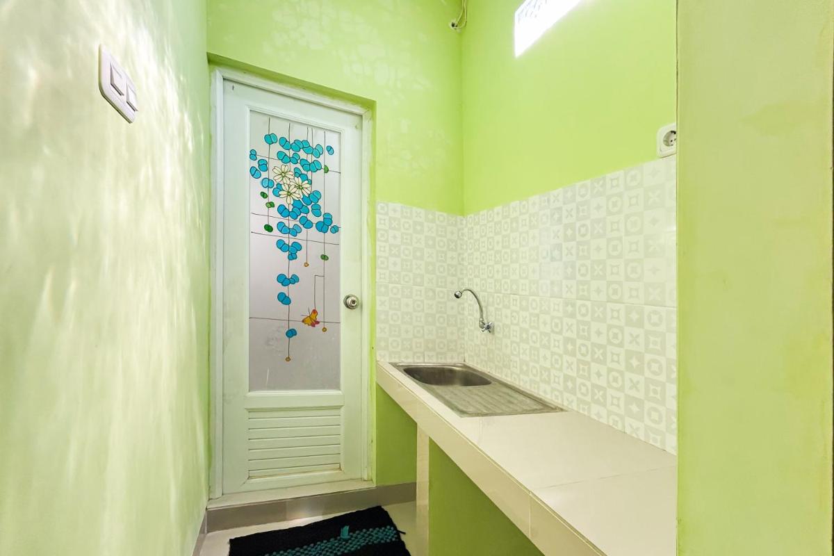 RedDoorz Syariah Near SMA N 6 - Housity