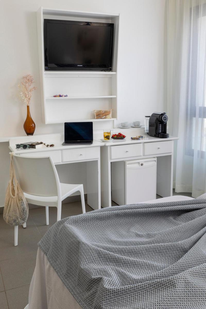 Una televisión o centro de entretenimiento en Hotel Spa Cap de Creus