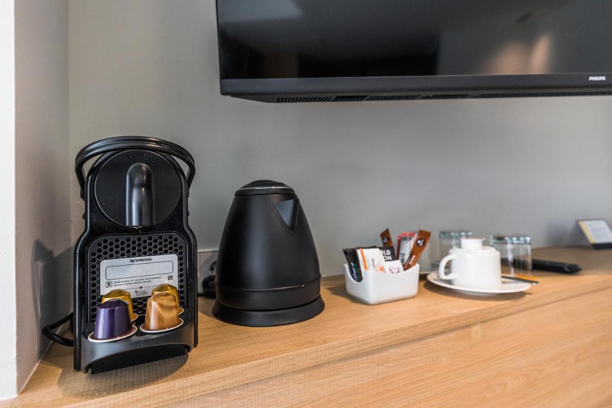 Utensilios para hacer té y café en Cabot Pollensa Park Spa