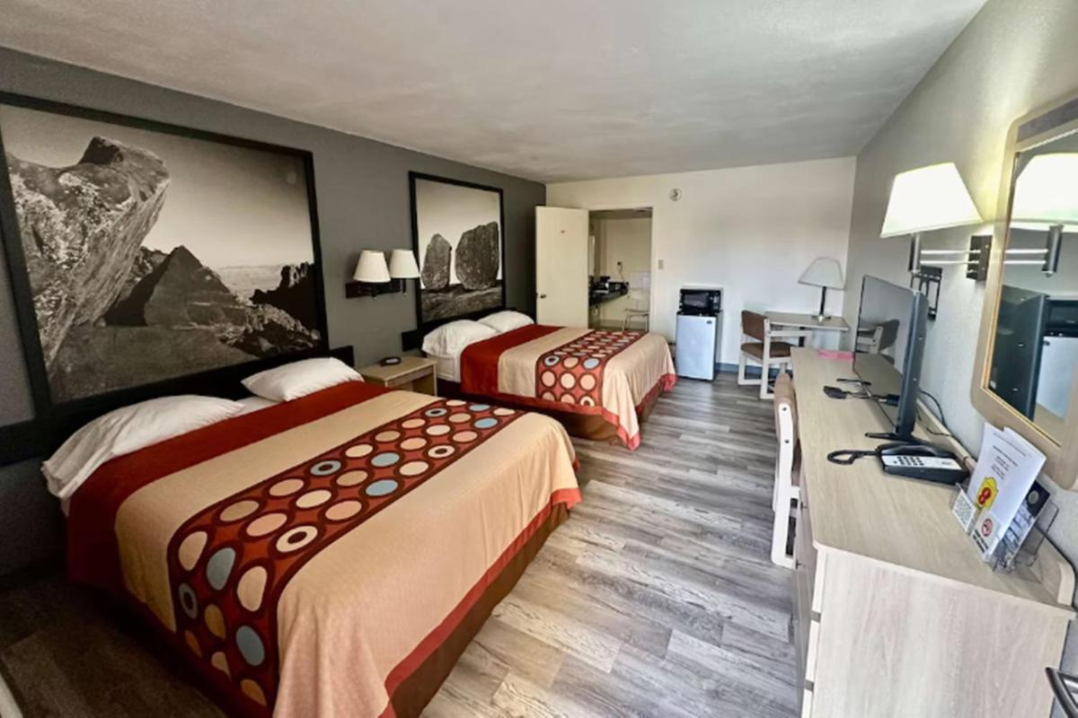 Super 8 by Wyndham Athens TX - Housity