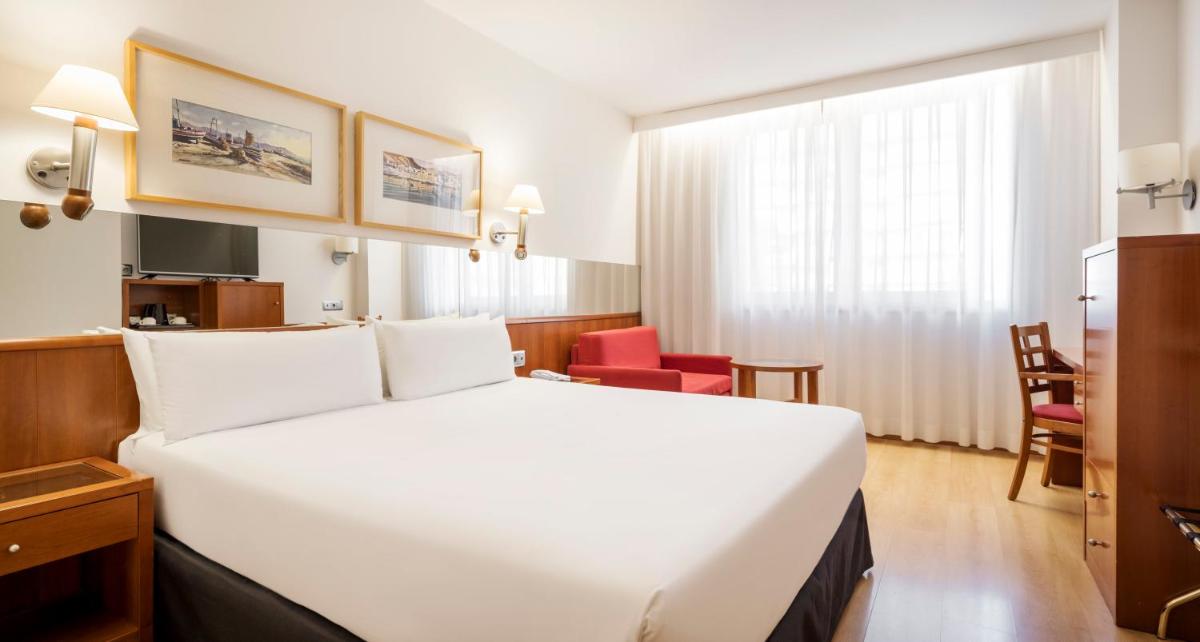 Cama o camas de una habitación en Ilunion Les Corts Spa