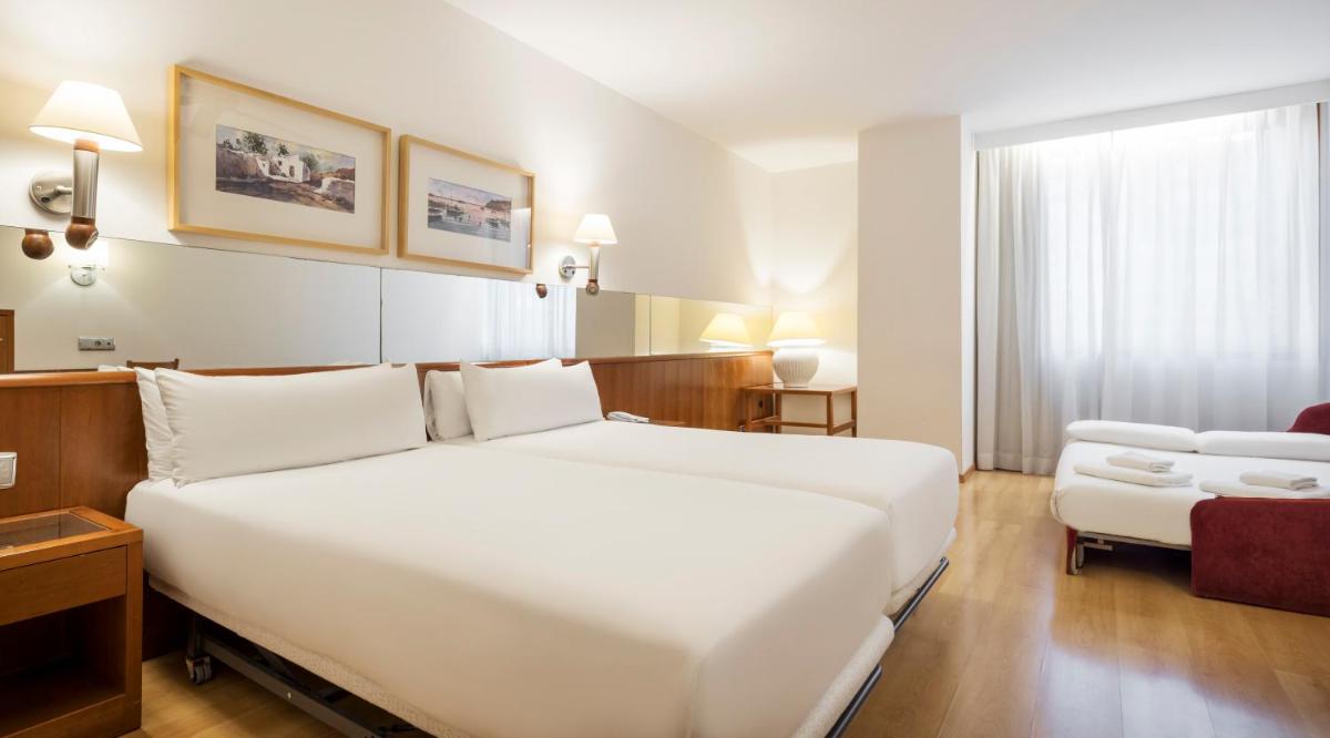 Cama o camas de una habitación en Ilunion Les Corts Spa