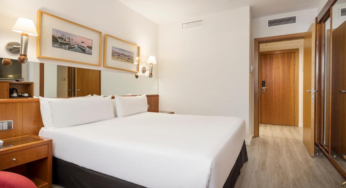 Cama o camas de una habitación en Ilunion Les Corts Spa