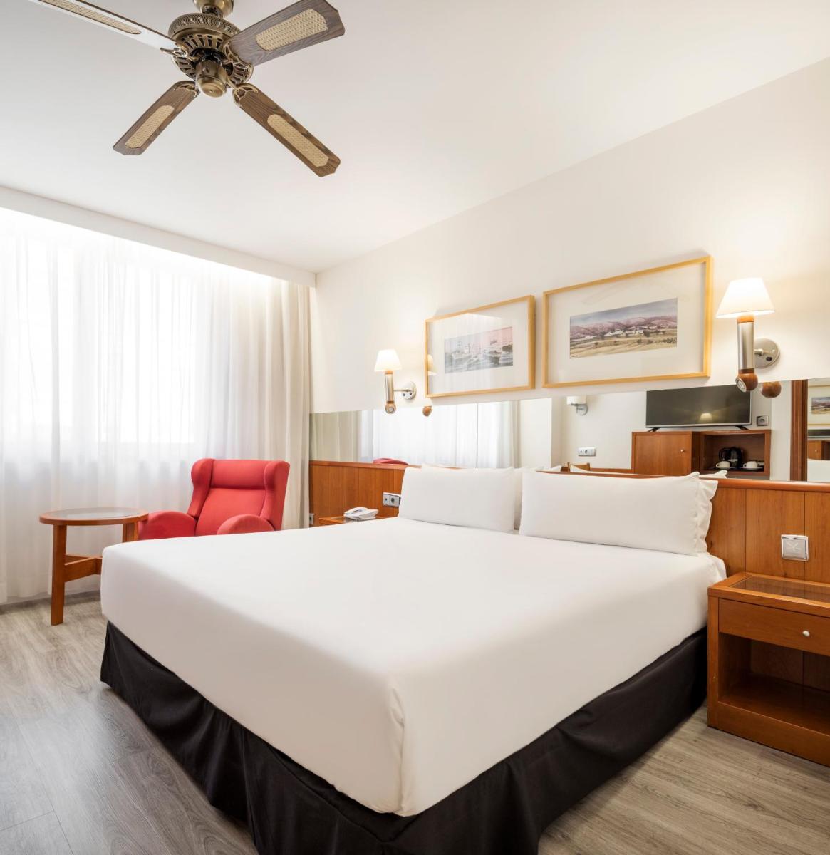 Cama o camas de una habitación en Ilunion Les Corts Spa