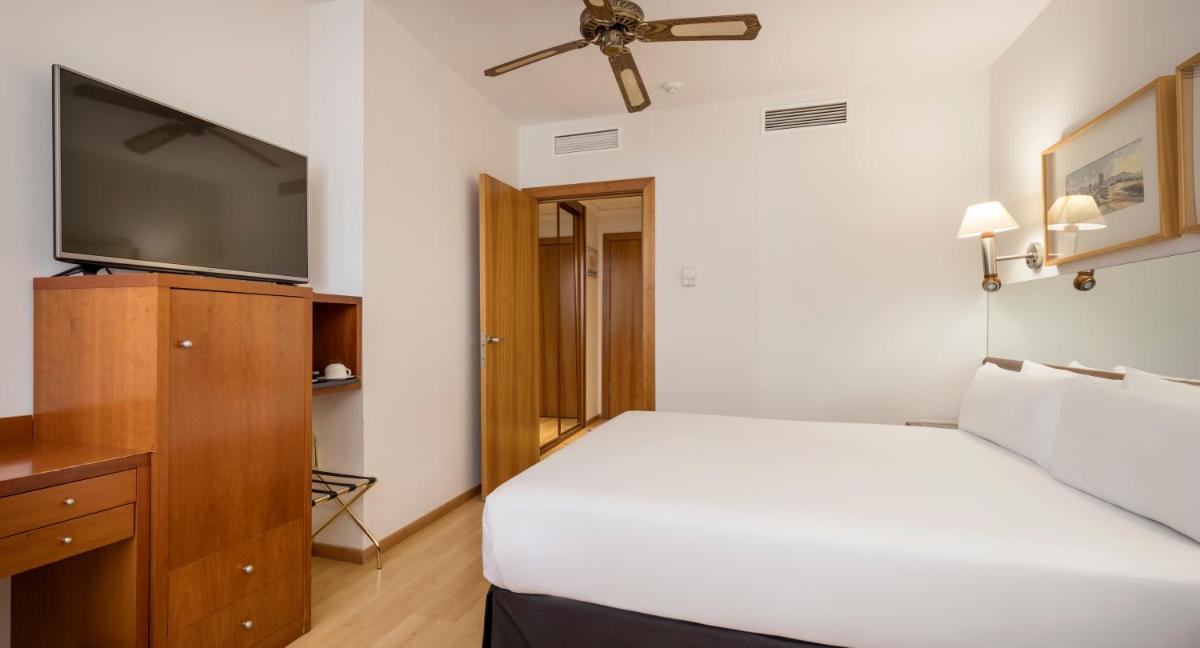 Cama o camas de una habitación en Ilunion Les Corts Spa