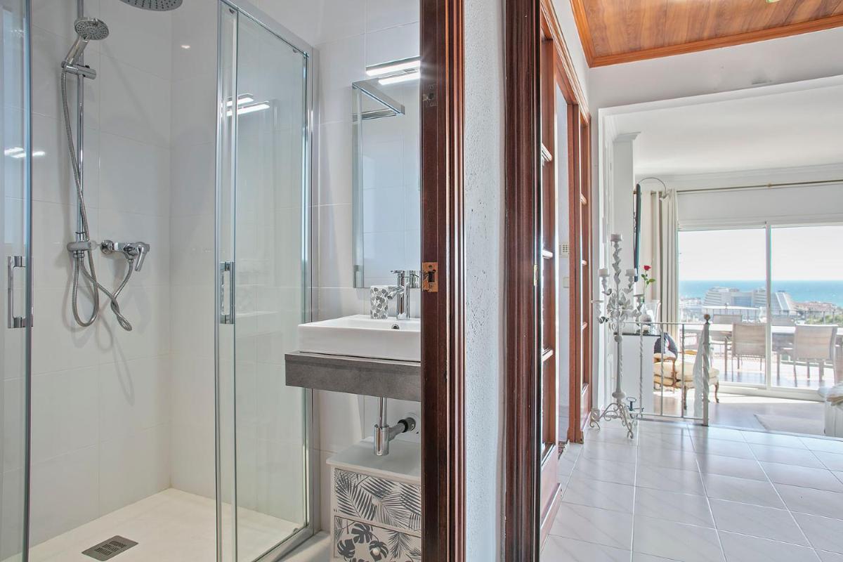 HOUSE WITH AMAZING VIEWS , OVERLOOKING THE FESTIVAL TOWN OF SITGES - Housity