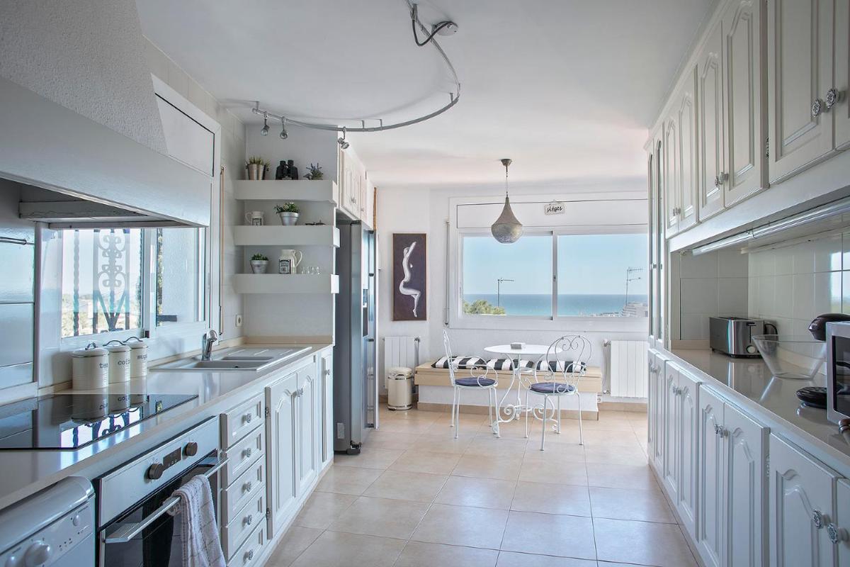 HOUSE WITH AMAZING VIEWS , OVERLOOKING THE FESTIVAL TOWN OF SITGES - Housity