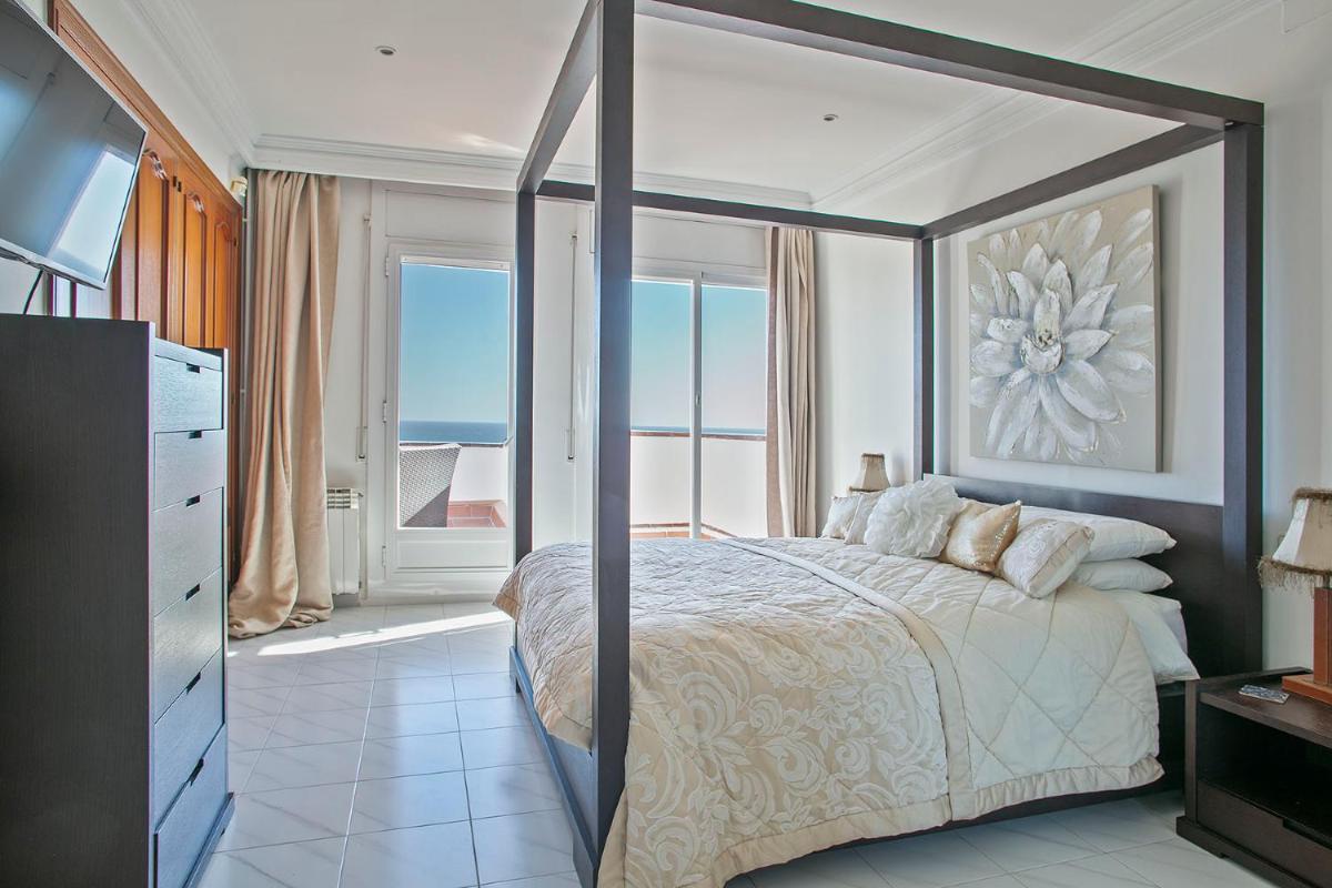 HOUSE WITH AMAZING VIEWS , OVERLOOKING THE FESTIVAL TOWN OF SITGES - Housity