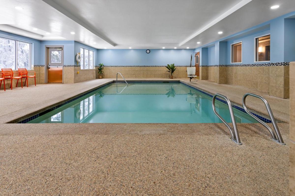 Holiday Inn Express Hotel & Suites Freeport by IHG - Housity