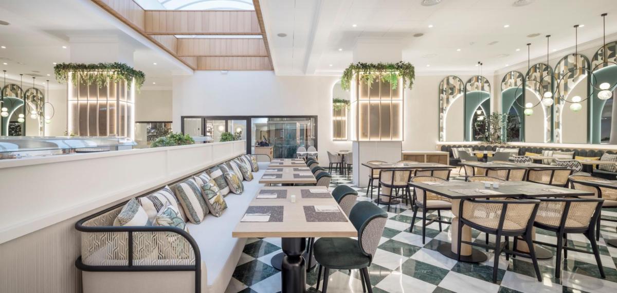 Un restaurante o sitio para comer en Ilunion Les Corts Spa