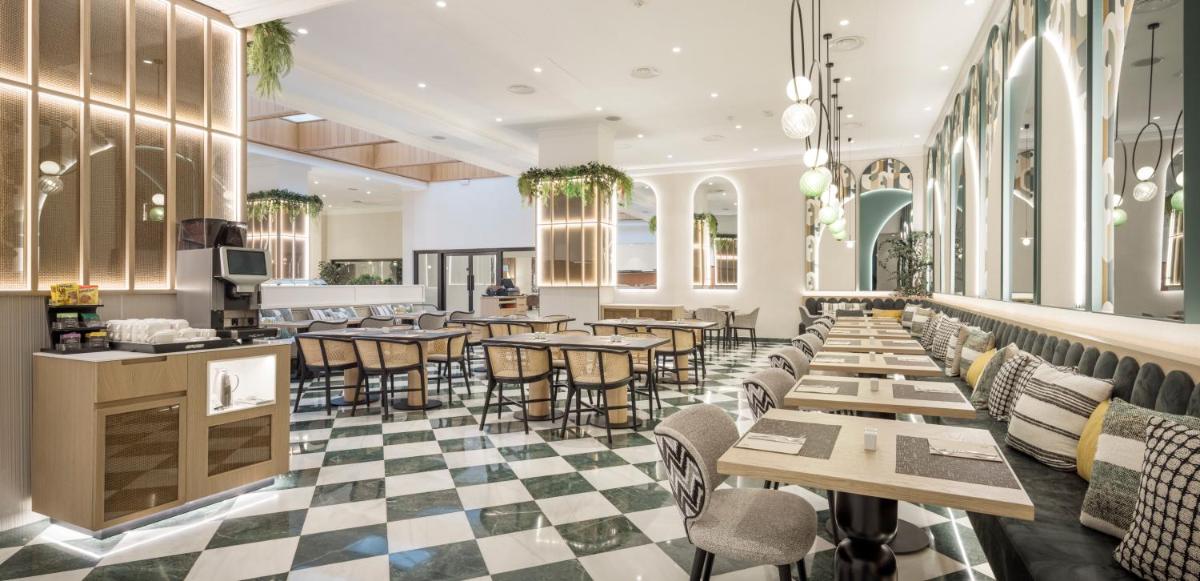 Un restaurante o sitio para comer en Ilunion Les Corts Spa