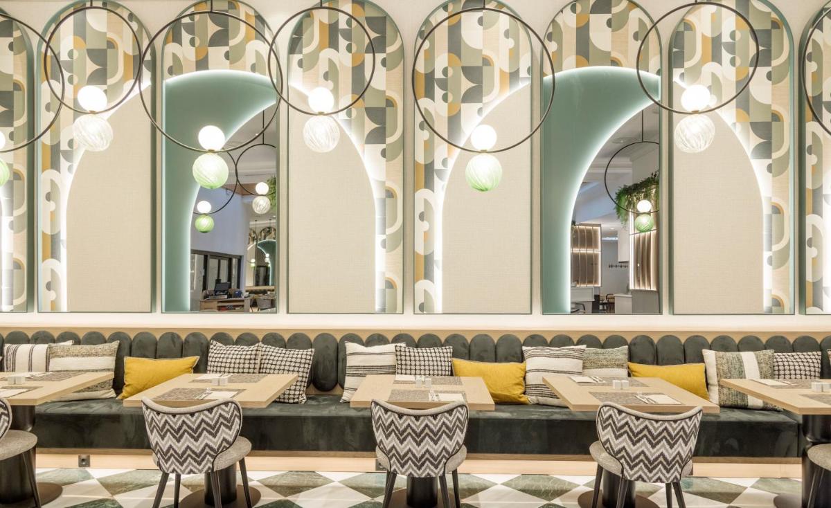 Un restaurante o sitio para comer en Ilunion Les Corts Spa