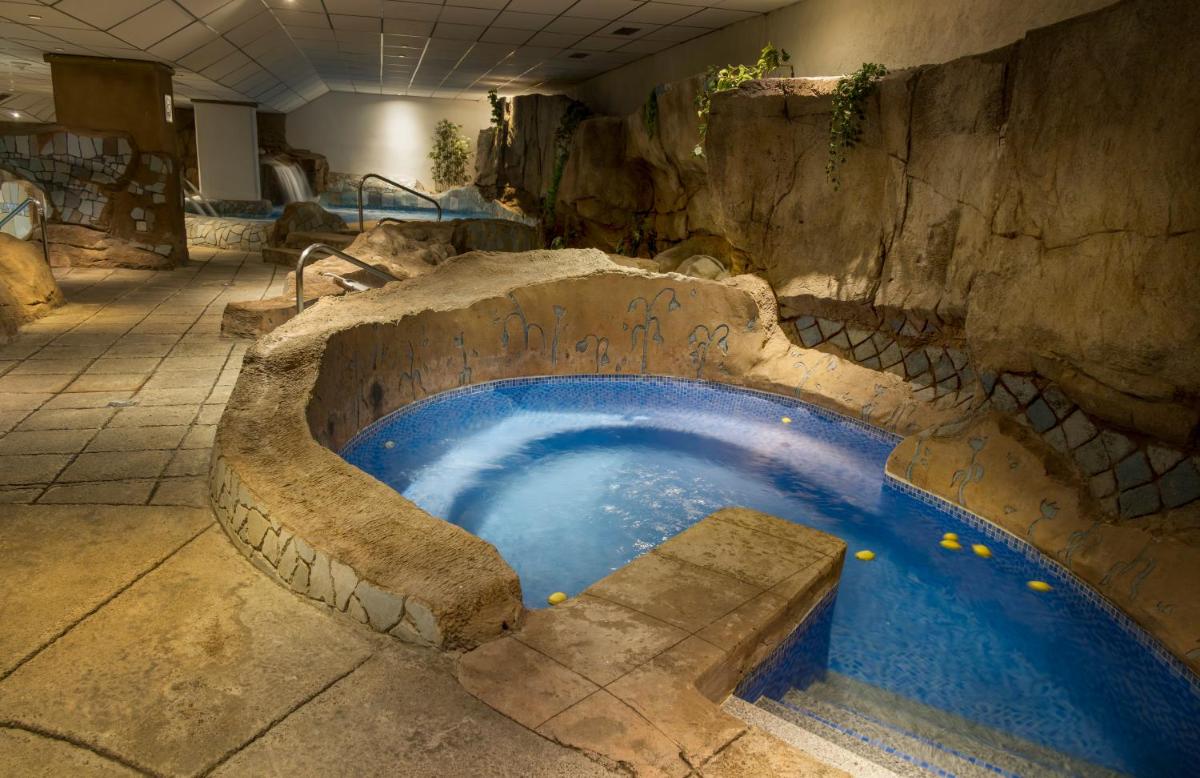 Piscina en o cerca de Ilunion Les Corts Spa