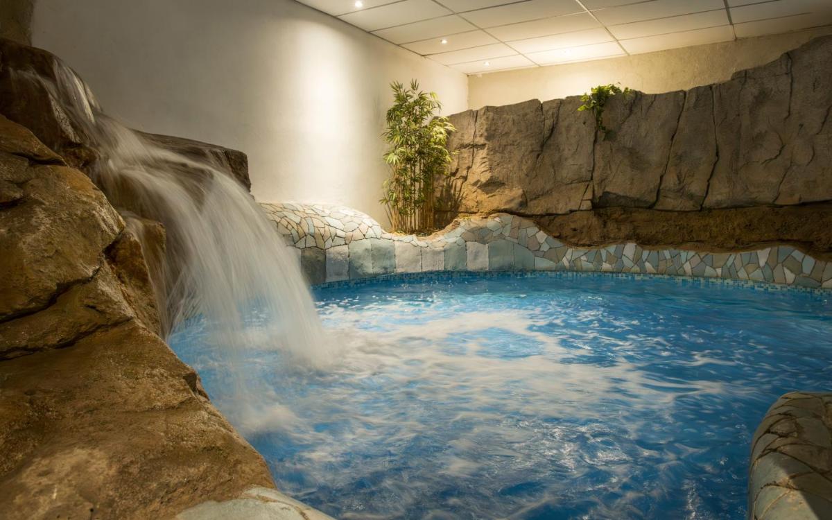 Piscina en o cerca de Ilunion Les Corts Spa