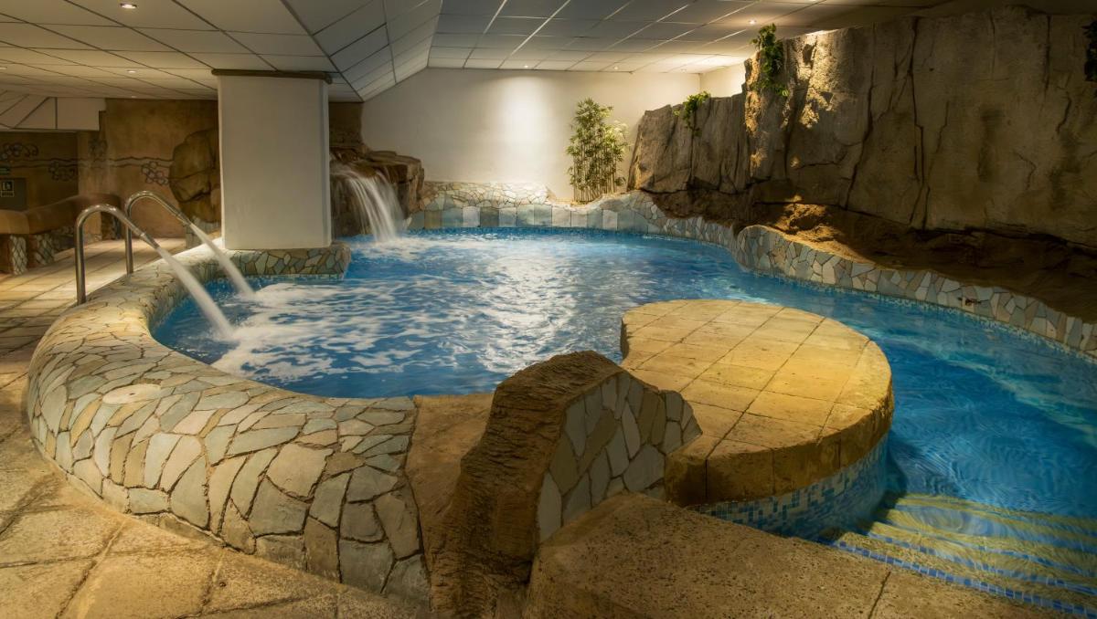 Piscina en o cerca de Ilunion Les Corts Spa