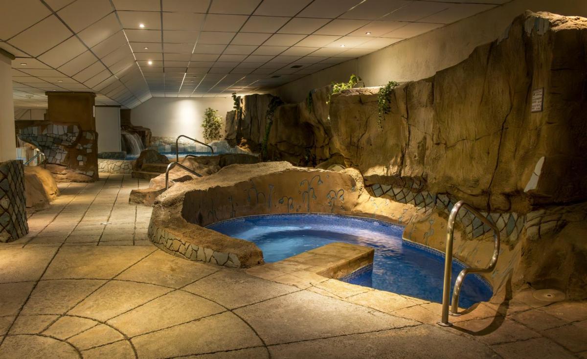 Piscina en o cerca de Ilunion Les Corts Spa