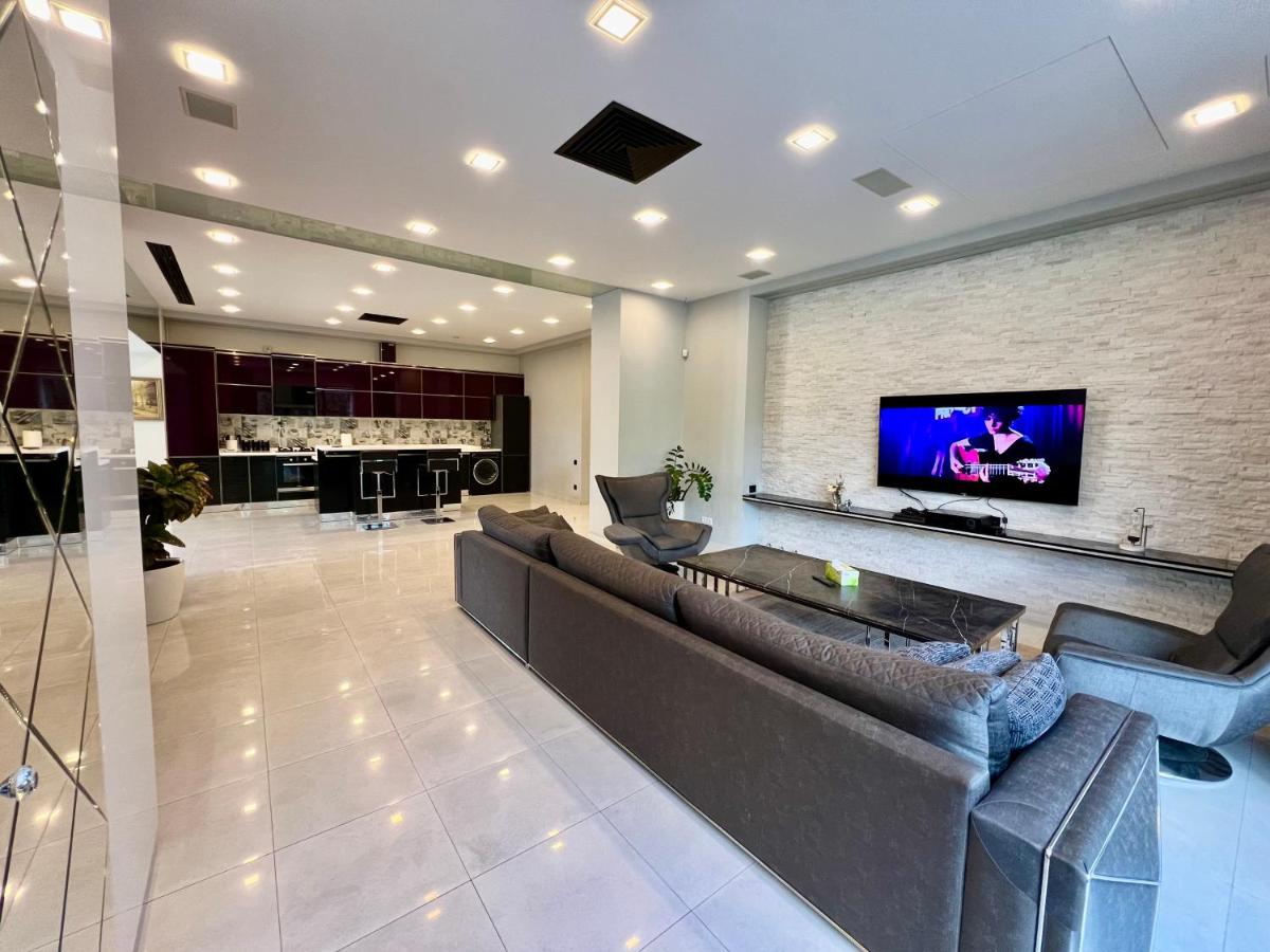 Luxury villa with Pool and Jacuzzi - Housity