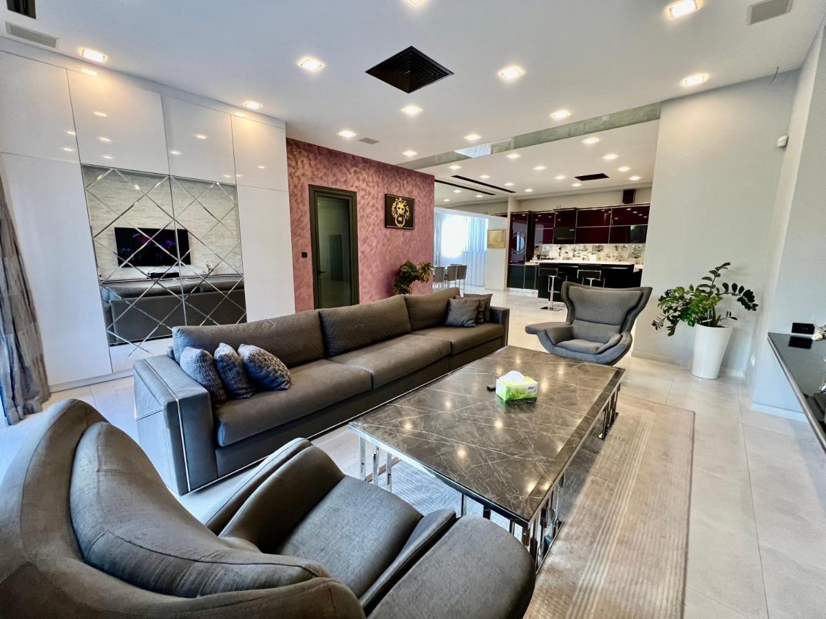 Luxury villa with Pool and Jacuzzi - Housity