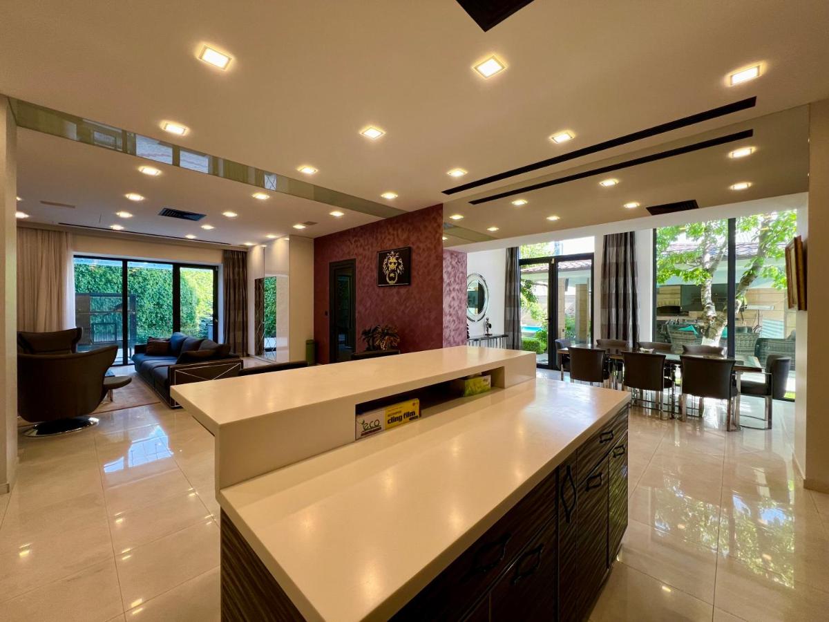 Luxury villa with Pool and Jacuzzi - Housity