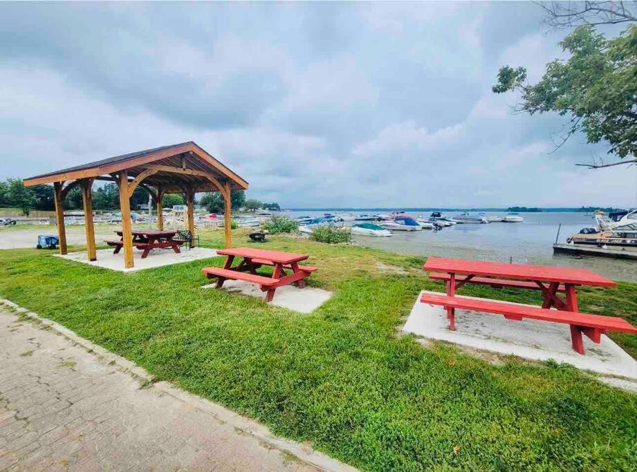 Beautiful Yacht in Clayton, NY! - Housity