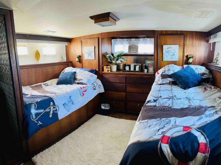 Beautiful Yacht in Clayton, NY! - Housity