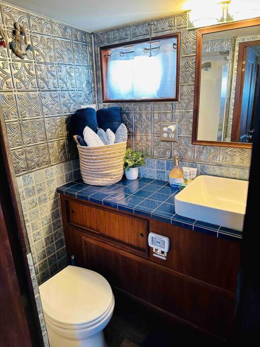 Beautiful Yacht in Clayton, NY! - Housity