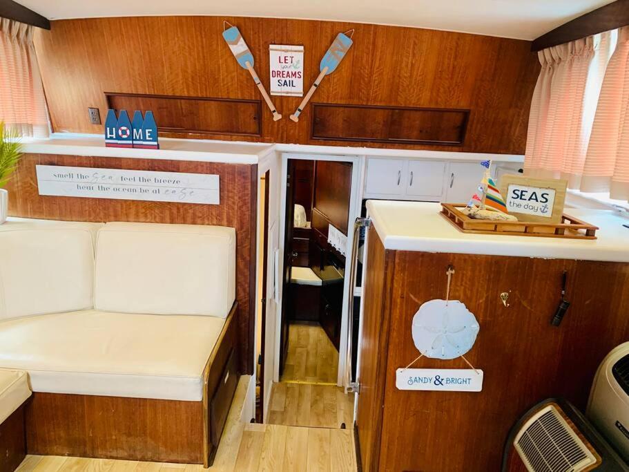 Beautiful Yacht in Clayton, NY! - Housity
