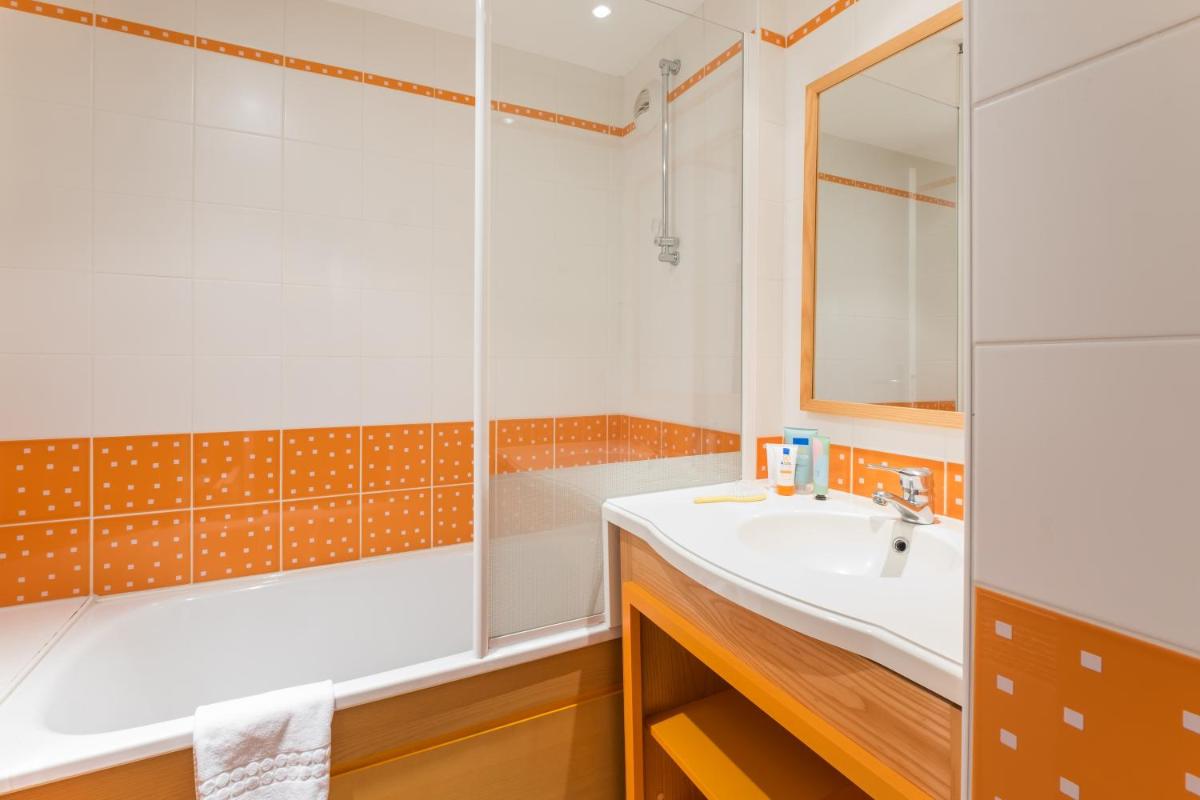 une salle de bain avec un lavabo et une douche dans l'établissement Résidence Pierre & Vacances la Corniche de la Plage, à Bénodet