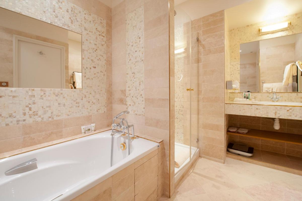 Salle de bains dans l'établissement Hôtel Le Cep & Spa
