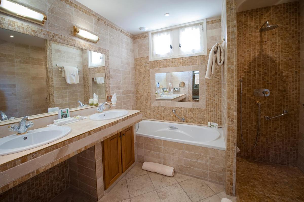 Salle de bains dans l'établissement Hôtel Le Cep & Spa