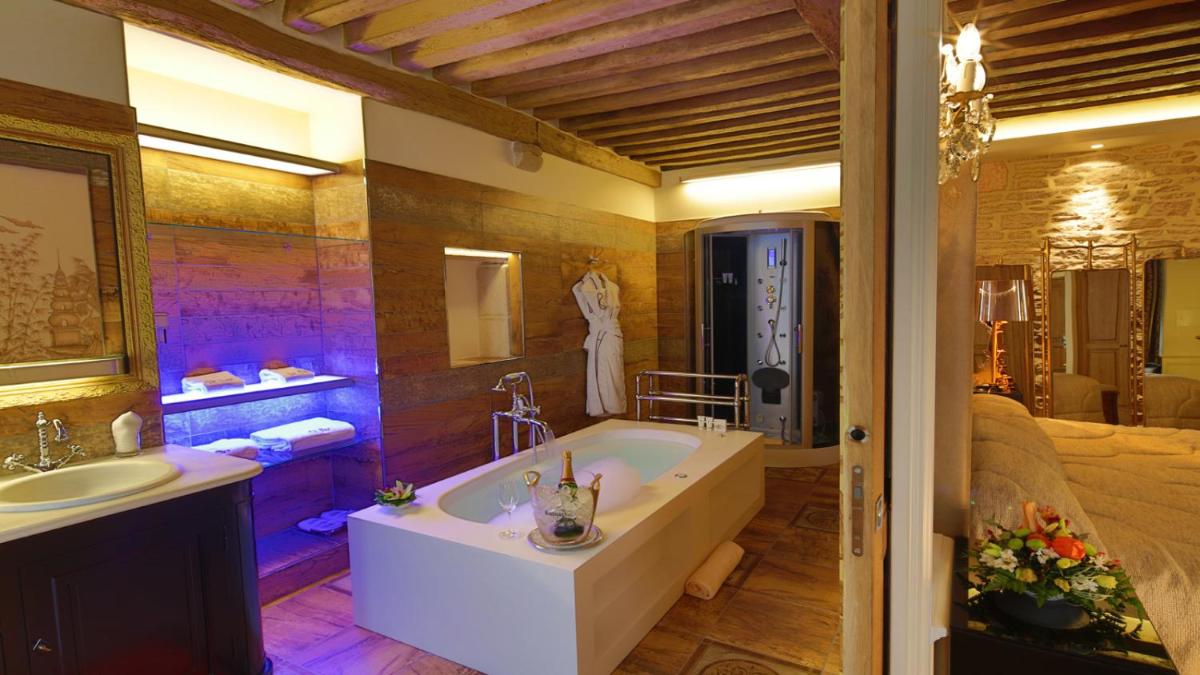 Salle de bains dans l'établissement Hôtel Le Cep & Spa