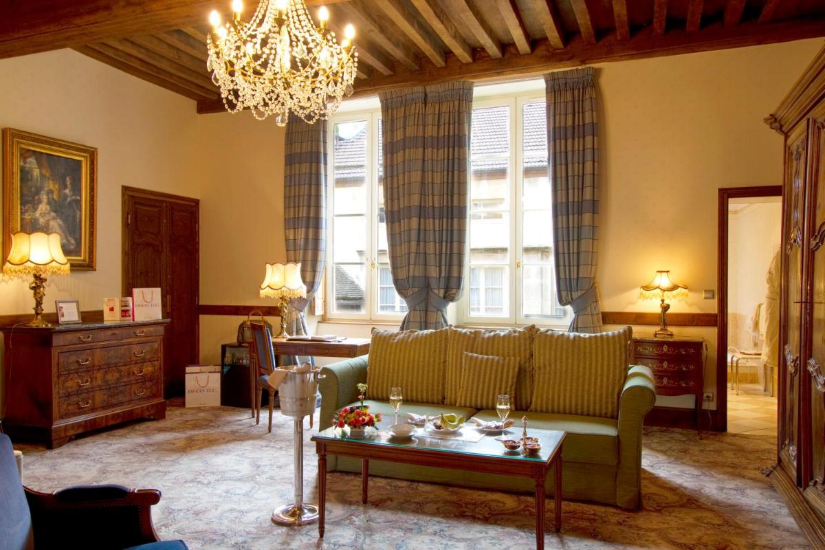 Coin salon dans l'établissement Hôtel Le Cep & Spa