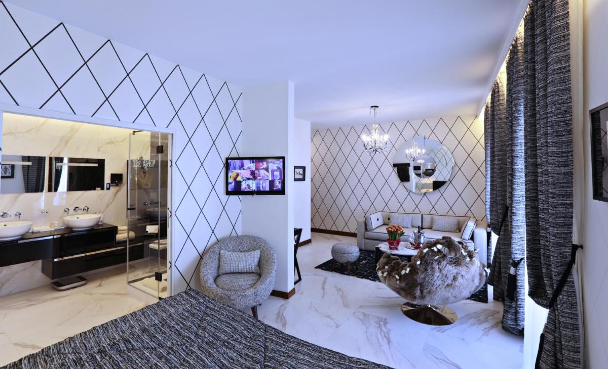 Télévision ou salle de divertissement dans l'établissement Hôtel Le Cep & Spa