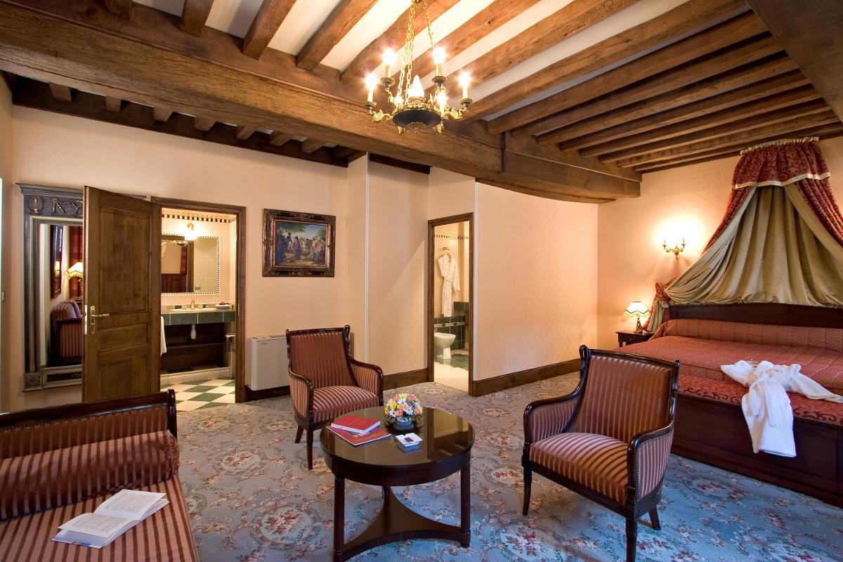 Coin salon dans l'établissement Hôtel Le Cep & Spa
