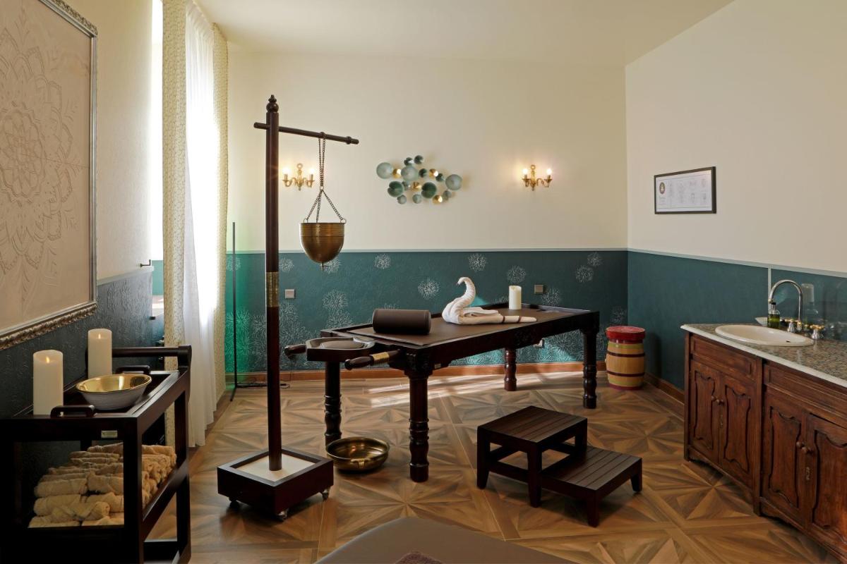 une salle de bains avec une table sur laquelle est posé un cygne dans l'établissement Hôtel Le Cep & Spa, à Beaune 111 autres photos