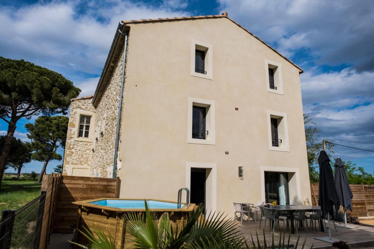 Domaine de Mérins, 10 couchages avec piscine, face à la rivière, à 4km de la plage - Housity