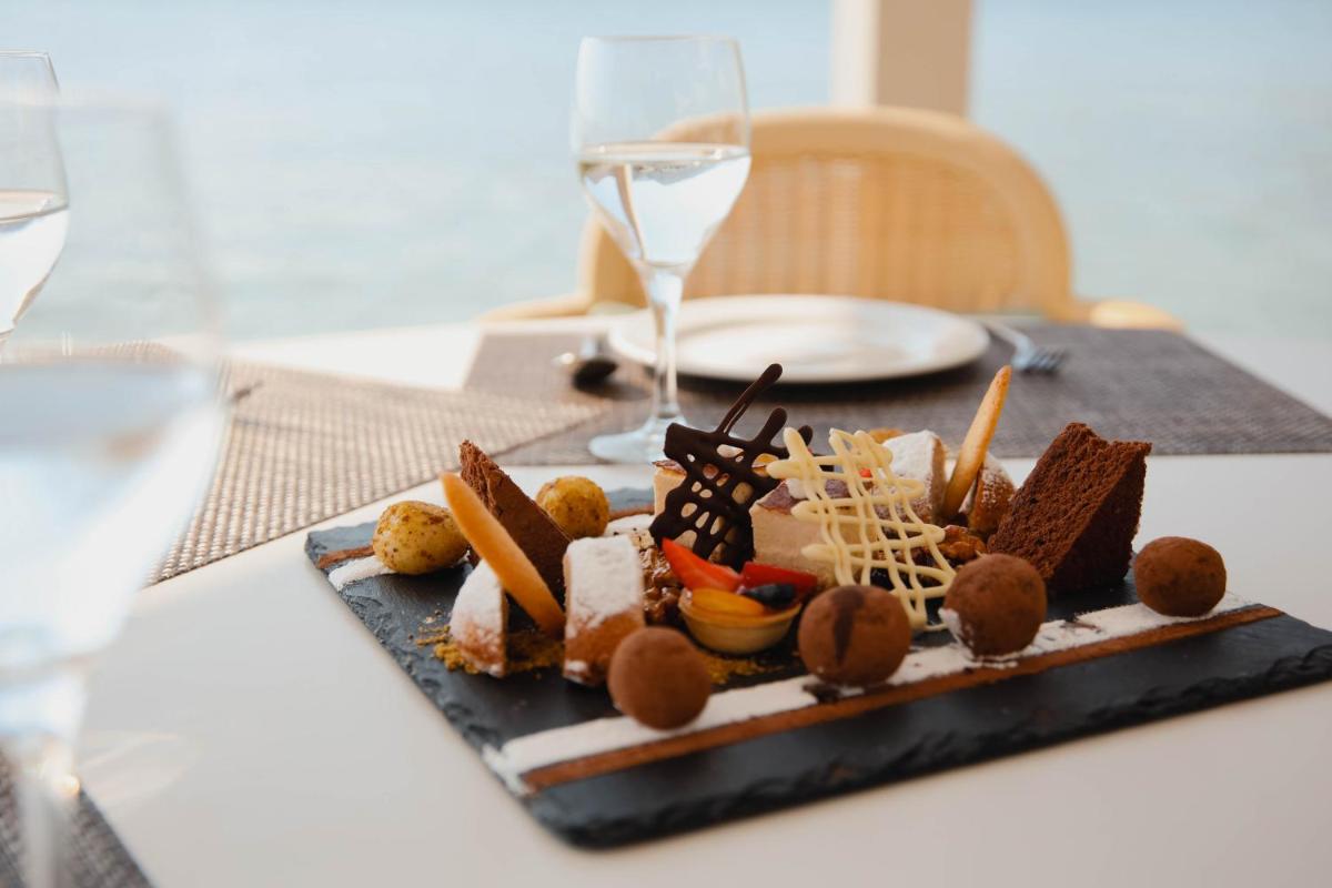 Comida en o cerca de este hotel