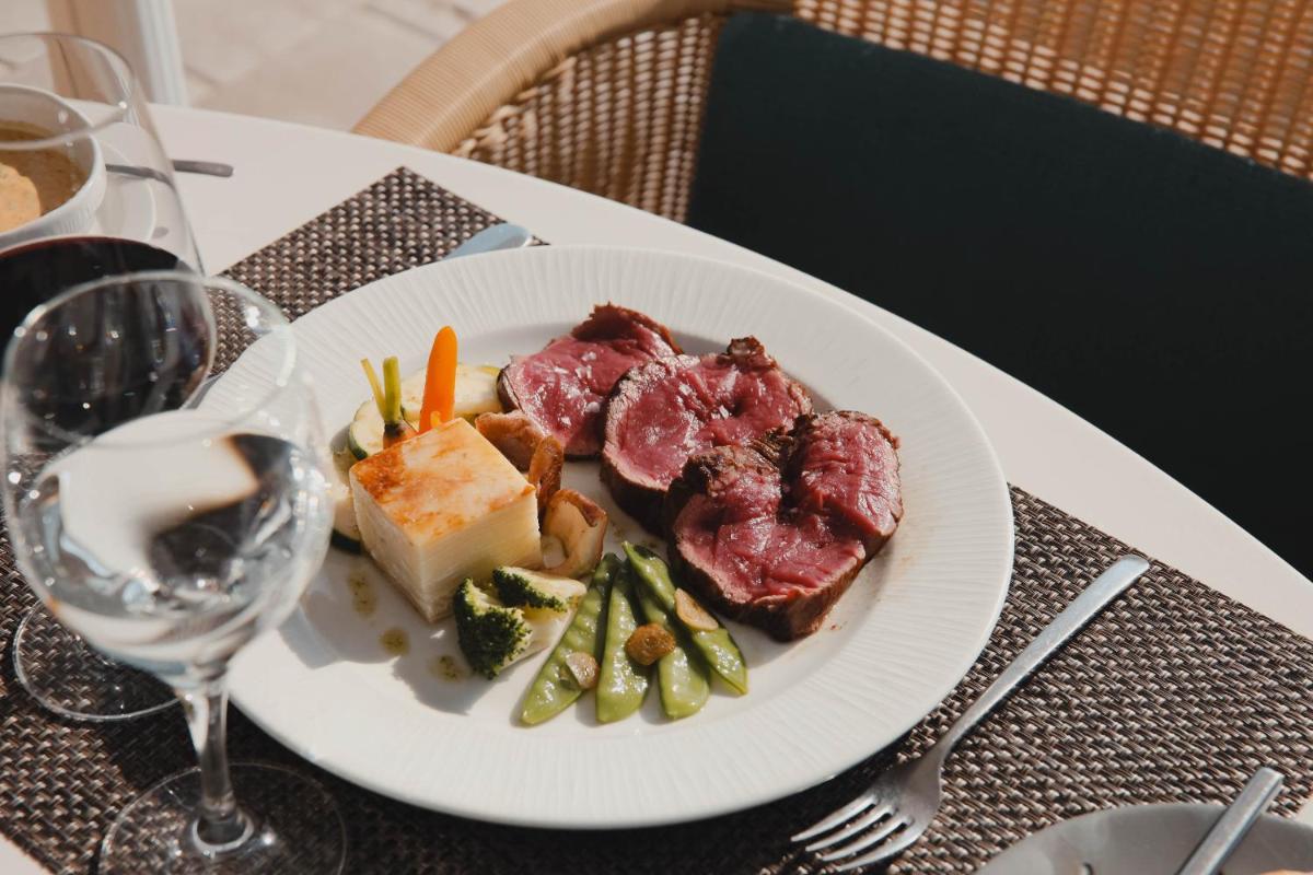 Comida en o cerca de este hotel