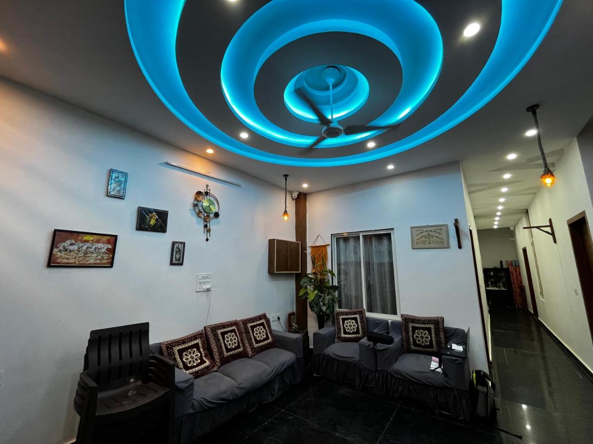 Shree Radha Vallabh Palace - Housity