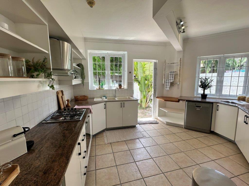 Xanadu Beach Villa 1 Min Walk To The Beach - Housity