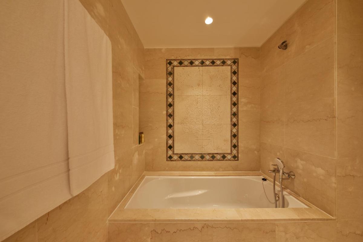 Un baño de Secrets Bahía Real Resort & Spa Adults only