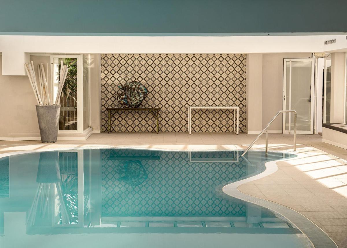 una gran piscina en una casa en Catalonia del Mar - Adults Only, en Cala Bona
