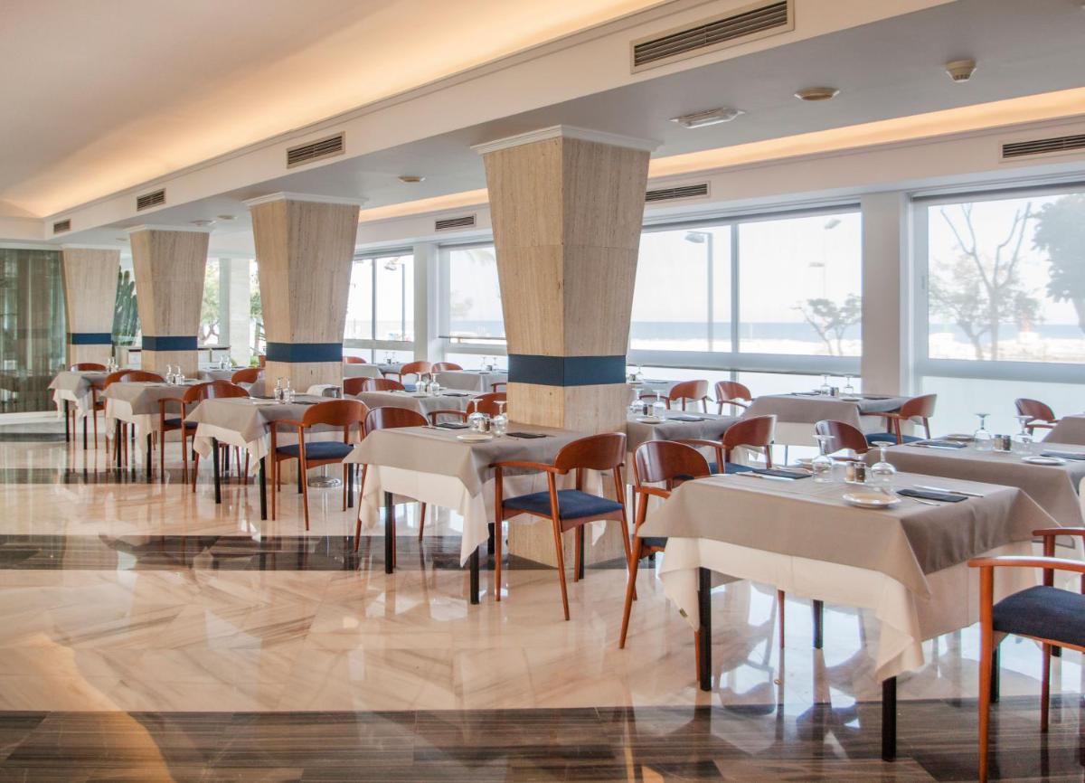 Un restaurante o sitio para comer en Catalonia del Mar - Adults Only