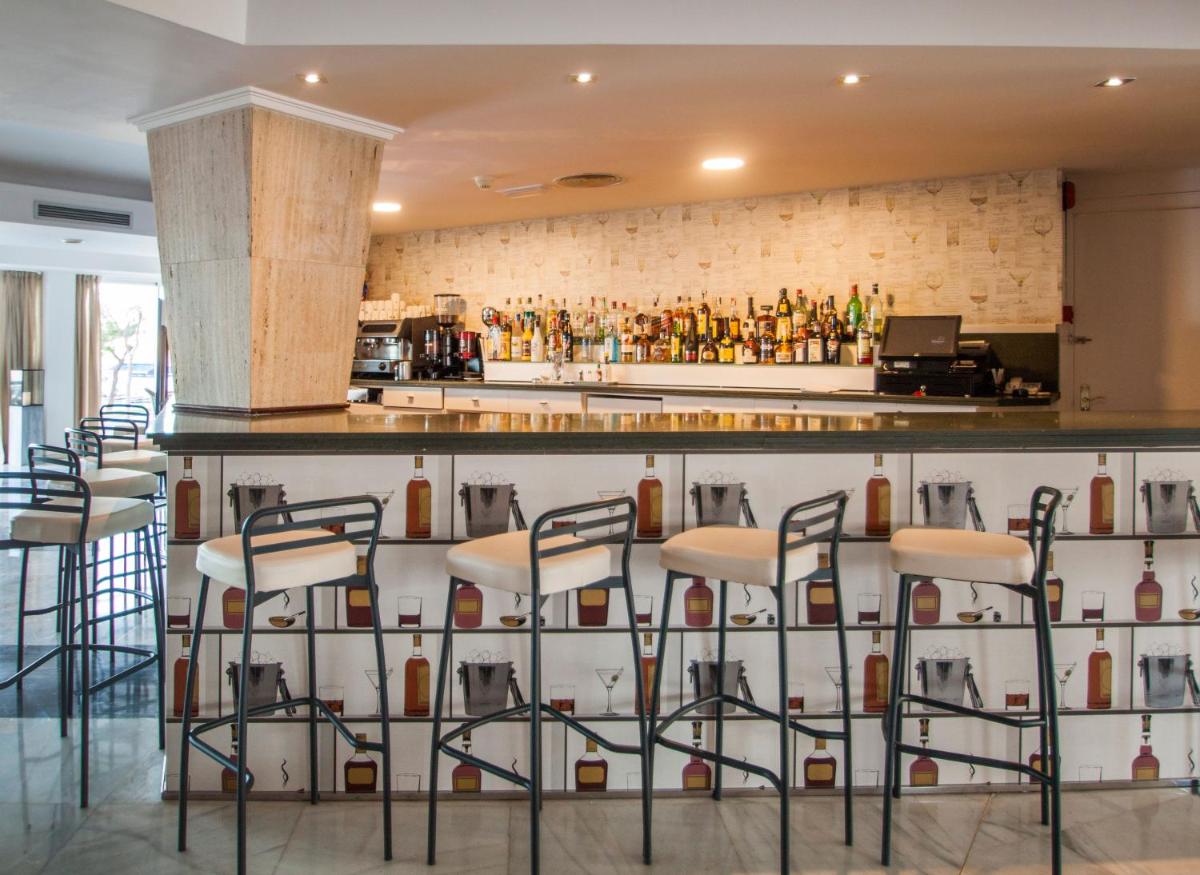 El salón o zona de bar de Catalonia del Mar - Adults Only